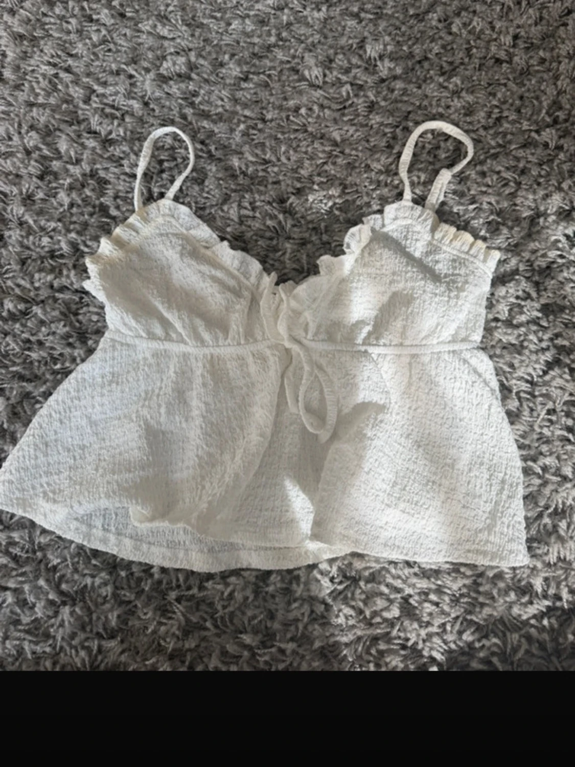 Vit linnetopp med knyt och volang