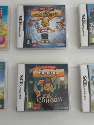 Skolhjälp DS-spel paket - Paket med Skolhjälp-spel till Nintendo DS. Inkluderar titlar som 'Drottningens Spion' och 'Engelska: Mystery in London'. Spelen har färgglada omslag med Joakim-kaninen och är i plastfodral. Perfekt för dig som vill lära dig på ett roligt sätt.