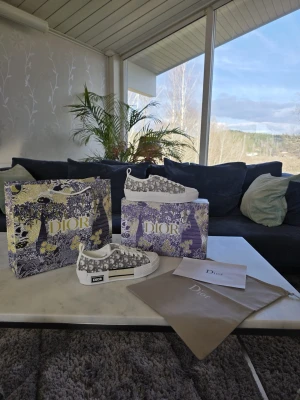 Dior Skor dam - Hjälper min syster att sälja dess skor då de ej passade. Skorna är alltså bar testade inte använda. Allt tillbehör ingår ( box, dustbag, shopping bag, certifikat och även kvitto finns). Storlek 38