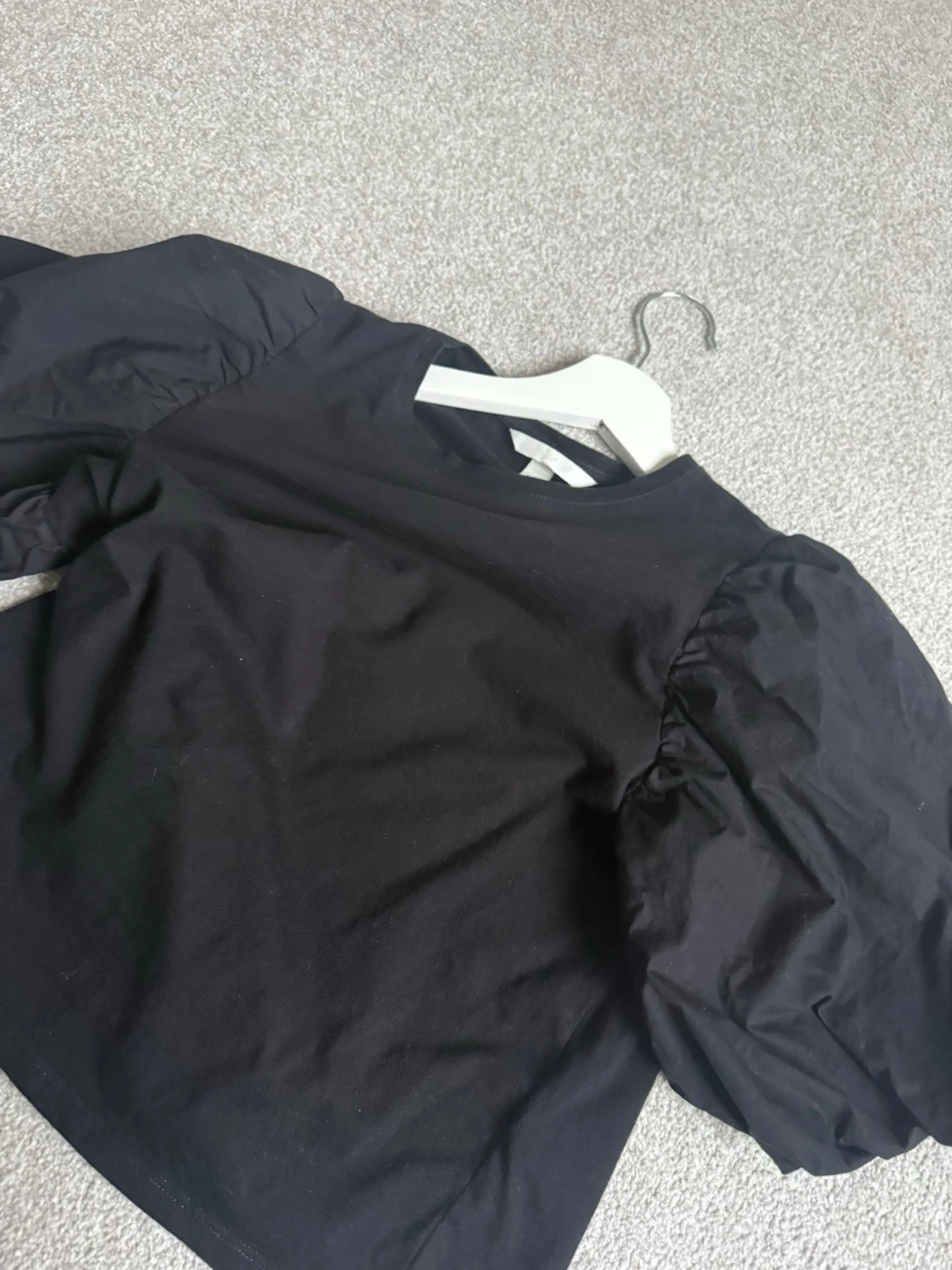 Svart topp med puffärmar från H&M - 1