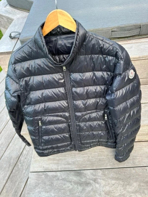 Moncler Acorus Giubbotto jacka  - Säljer lite kläder och skor som jag ej använder längre bland annat denna Moncler dunjacka som jag har haft ett bra tag och som inte kommer till användning längre skriv gärna om du har frågor och priset är såklart inte hugget i sten! 