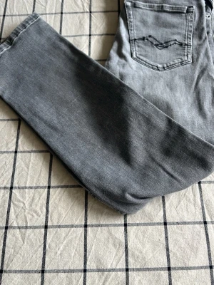 Replay jeans Thad  - Replay jeans modelen Thad, storlek 150, 12a mycket bra skick inte mycket använda. Bra för en stilren och avslappnad outfit.