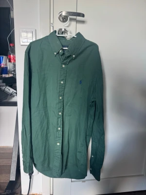 Grön skjorta från Ralph Lauren - Klassisk grön skjorta från Ralph Lauren med button-down. Riktigt stilig och perfekt för en varm sommardag