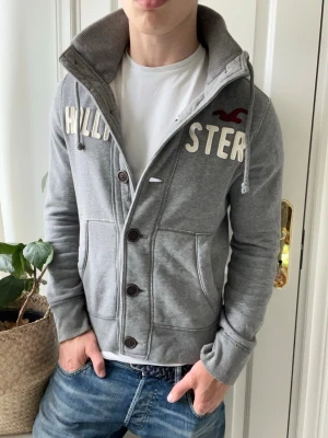 Hollister cardigan  - Hollister cardigan - sjukt schysst. Inga defekter! Modellen i bilderna är 180 cm 75 kg och bär Storlek S , Kom med frågor! 🌟 (Kan gå ned i pris vid köp av paket 😉) 