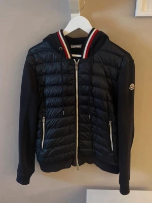 Svart Moncler jacka - Snygg svart pufferjacka från Moncler. Äkhets märkning av Vinted. Väldigt bra deal