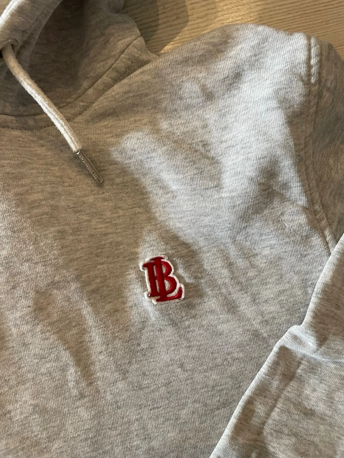 Grå hoodie från Bondelid med huva - 2