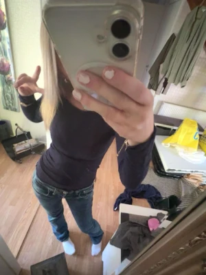 Blå low waist bootcut jeans från LTB - Säljer ett par blå bootcut low Rise jeans från LTB ( valerie) med klassisk femficksdesign och snygga kontrastsömmar. Jeansen har en något utsvängd passform nedtill och är tillverkade i denim med lätt tvättad look. Perfekta för en avslappnad och trendig stil.  Jag är runt 167 cm lång och använder storlek xs, dessa är i W25/L32 och passar mig jätte bra. 