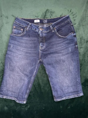  Armani  -  Ett par mörkblåa Armani jeans shorts. Passar dig som gillar Lite street klädnad. Pris kan diskuteras. MVH stentorparchive⚓️
