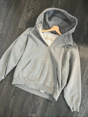 Grå brandy melville zip-hoodie  - skön zip up från brandy, one size fits all men skulle säga att den passar som L ❤️