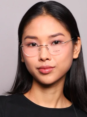 Coach guld silver glasögon (ej använda) - Nypris ca 2700 kr ✨️ Ej använda och glaset har ingen styrka ✨️ Snygga glasögon från Coach med tunn guldfärgad metallbåge och transparenta linser. Glasögonen har en minimalistisk design med svarta detaljer på skalmarna. Perfekta för dig som gillar en clean och stilren look.
