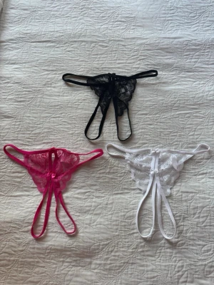 Nya 3 st strings set - Nya 3 st strings set med öppen gren. Färg vit, rosa, svart. Kom aldrig till användning. Storlek one size. Gissar på S/M….OBS! Ni killar med dumma meddelanden, skriv ej!