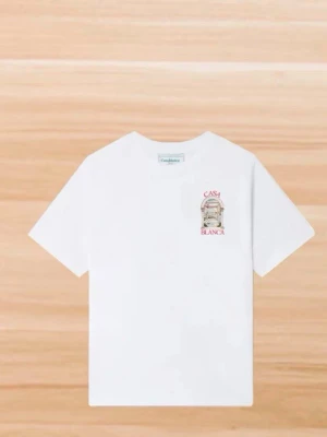 Vit t-shirt från Casablanca - Vit t-shirt från Casablanca med snyggt tryck fram och stort motiv på ryggen. Motivet visar en klassisk arkitektur med texten 'Casa Blanca' i rött. T-shirten har korta ärmar och är gjord i mjuk bomull. Perfekt för dig som gillar stilrena och unika plagg. Helt ny. XL men tröjan är ”oversized” så passar XXL+