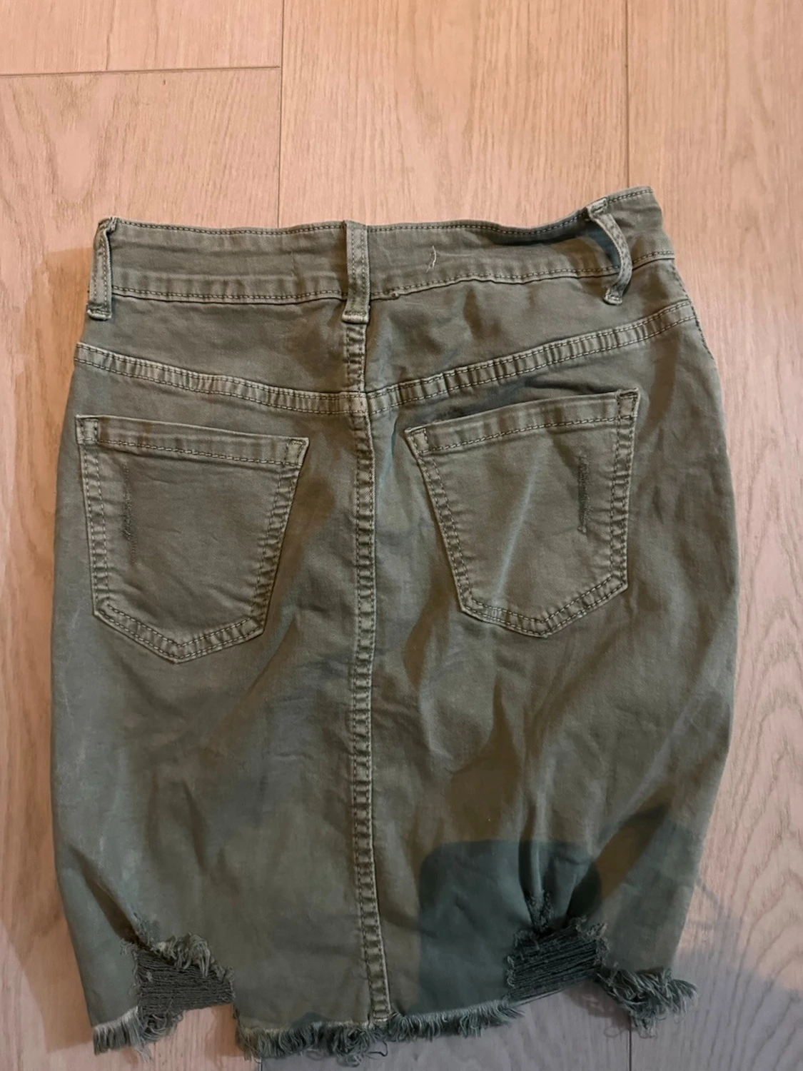 Olivgrön jeanskjol med slitningar - 1