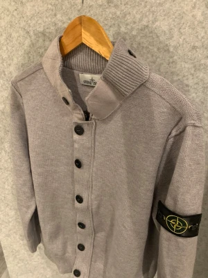 Stone Island Cardigan - Tjena säljer denna skitsnygga Cardigan från stone island, står M på den men passar S. Har både dragkedja och knappar, tröjan är i utmärkt skick, jävligt snygg, skriv gärna vid intresse!