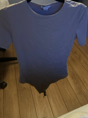 Ljuslila t-shirt från MISU - En basic ljuslila t-shirt från MISU med rund halsringning och korta ärmar. Modellen är enkel och passar perfekt till jeans eller kjol. Tillverkad i mjuk bomull för en skön känsla hela dagen.