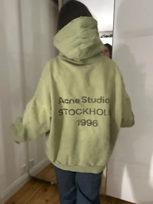 Acne studios hoodie - Super snygg acne studios hoodie i jättecool grön färg💚💚osäker på äkthet därav priset