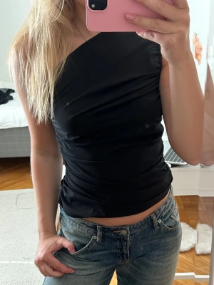 Svart oneshoulder topp - Svart one shoulder topp från Zara. I nyskick storlek s🥰🥰