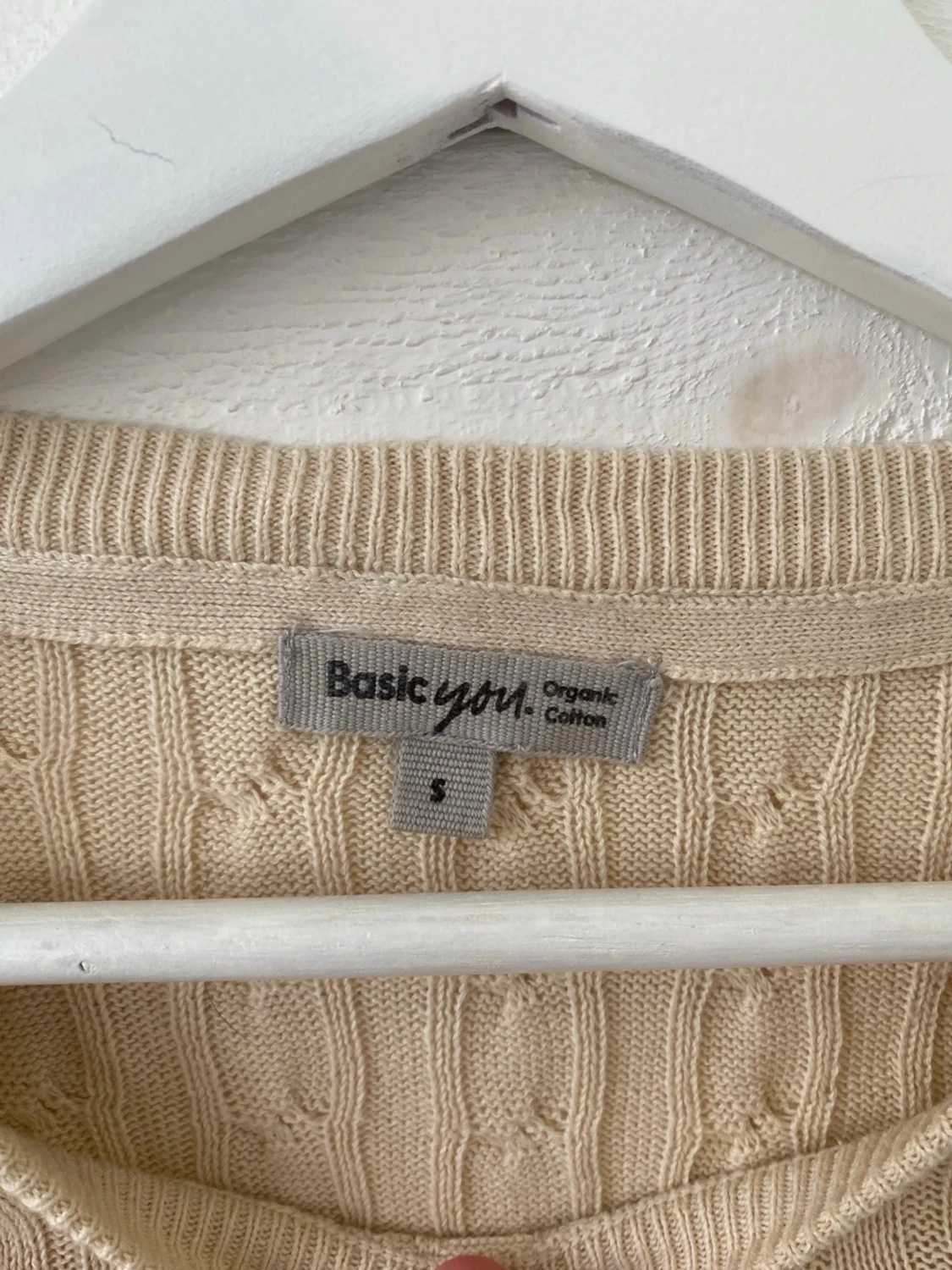 Beige kabelstickad tröja - 1