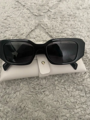 Prada solglasögon  - 🕶️ Snygga Prada solglasögon med modern och clean design. Perfekta för att lyfta vilken outfit som helst. Bra skick och sköna att använda. Pris kan diskuteras vid snabb affär.