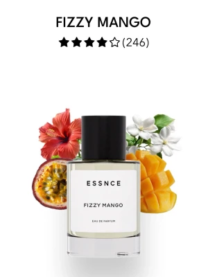 Essnce Fizzy Mango Eau de Parfum - Fräsch parfym från Essnce med doft av mango, passionsfrukt och blommiga toner. Flaskans design är stilren med genomskinligt glas och svart lock. Perfekt för dig som gillar fruktiga och exotiska dofter.