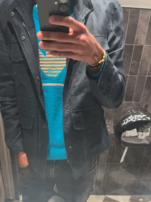 Overshirt/ jacka - Säljer min snygga overshirt/ Jacka i storleken M. Knappat använd och har inga defekter. Köpt för 999 o säljer för 499
