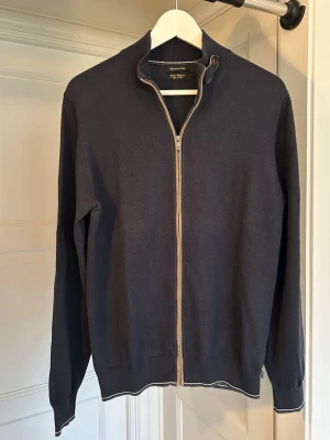 Massimo Dutti kashmir kofta - Snygg Massimo Dutti kofta i kashmir blandning | Kan styleas på många sätt | Storlek S | I mycket bra skick | Mörkblå | Skriv om du har nån fråga |