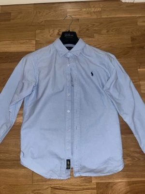 Ralph Lauren skjorta blå S - Ralph Lauren skjorta storlek S. Säljer denna för jag har vuxit ur den. Hör av dig vid frågor och pris kan diskuteras!