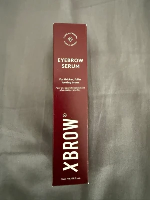 Xbrow Eyebrow Serum 3 ml - Xbrow Eyebrow Serum. Serumet är berikat med biotinpeptid, hyaluronsyra och rosmarinextrakt för att ge fylligare och starkare bryn. Snygg och stilren design, perfekt för dig som vill boosta dina ögonbryn. Råkade beställa 2 stycken säljer därför ena