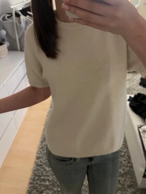 Ljus beige stickad t-shirt - En ljus beige stickad tshirt från Gina i strl 170 men sitter bra på xs/m. Skriv om ni undrar något pris kan diskuteras💕