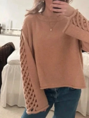 stickad tröja med flätade armar  - cool stickad tröja med flätade armar !! rosa/beige aktig färg 🩷🩷 