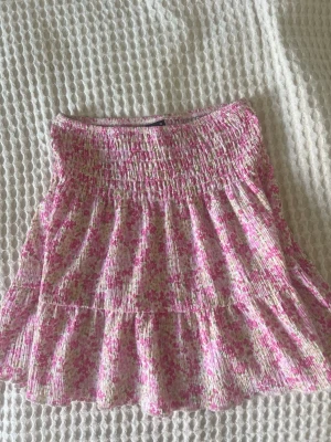 Söt rosa volangkjol - Supersöt kort rosa volangkjol med blommigt mönster från gina tricot. Den sitter så fint och är perfekt inför sommaren!
