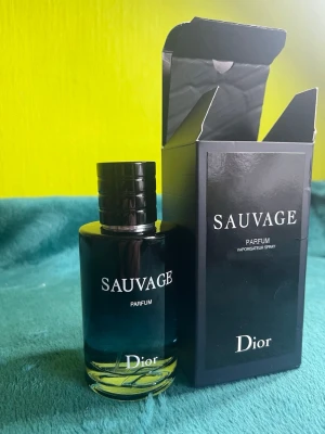 Dior Sauvage Parfum 100ml - Dior Sauvage Parfum är en lyxig herrdoft i en elegant mörkblå glasflaska med svart kork. Flaskan rymmer 100 ml och kommer i originalförpackning. Doften är intensiv och modern, perfekt för dig som vill sticka ut med en klassisk men kraftfull parfym.