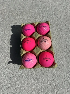 Rosa mix. A klass. 6-pack - Rosa mix A klass, för dig som vill ha golfbollar om inte bara är toppklass på banan utan syns oxå när det börjar mörkna