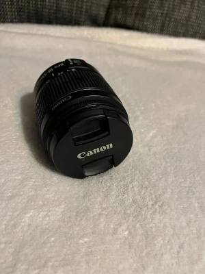 Canon EFS 18-55mm objektiv - Säljer ett svart Canon EFS 18-55mm objektiv med autofokus och manuell fokus. Objektivet är gjort i plast och metall och passar till Canons systemkameror. Perfekt för dig som vill ha ett allroundobjektiv till din kamera.
