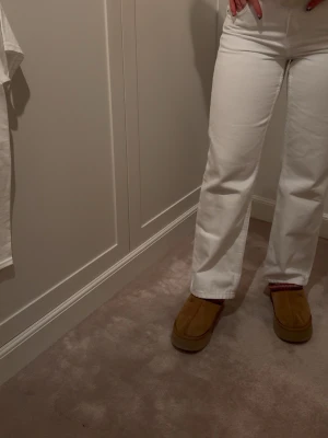 ☁️Vita raka jeans med hög midja☁️ - Snygga vita jeans med rak passform och hög midja. Jeansen har klassisk femficksdesign och kommer från Zara
