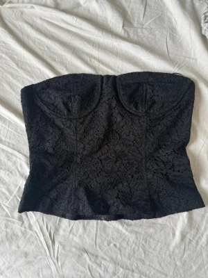 Tubtopp i spets  - Svart tubtopp i spets ifrån h&m, aldrig använd  