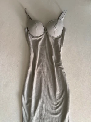 Grå klänning - Vintage mjuk klänning med kupor