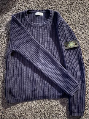 Stone island tröja  - Säljer min stone Island. Den sitter jätte snyggt/skönt tycker jag, köpte den för länge sedan och har har hålt jätte bra. Den är fantastiskt gjord PRUTANDE ÄR VÄLKOMENT!!