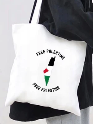 Vit tygkasse med Free Palestine-tryck - Snygg vit shoppingväska i tyg med tryck av texten 'Free Palestine' och en karta med färgerna svart, rött, vitt och grönt. Perfekt att bära till skolan eller stan, rymmer mycket och har långa axelband.