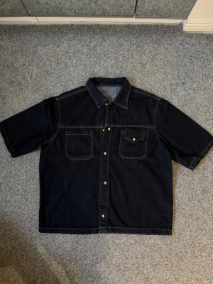 Navy blue denim overshirt - No brand. Size M, fits 100% true to size. Just like new, never worn. Feel free to ask questions. Yes we ship to sweden and other countries too.