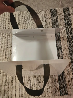 Fin ved eller tidning korg  - Fin korg till veden eller tidningar.  Läderband.  Perfekt hämta ved eller ha tidningen  En skruv saknas påverka ingen.  Lätt att bära ved Ny pris 499