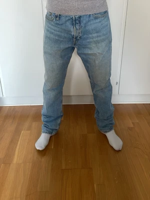 Blåa jeans från Jack and Jones  - Blåa jeans från Jack and Jones i modell loose Chris! Storlek 32/34. Använda men inga tecken på skador! Pris kan diskuteras vid snabb affär!