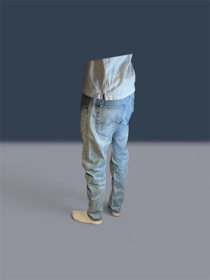 Ljusblå jeans från replay - Säljer ett par ljusblå slimfit jeans från replay. Säljer pågrund av att de är för stora för mig. Jeansen är i strl W32 L32. Skriv vid fler frågo🙌