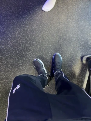 Nike Air Max 270  - Svarta Nike Air Max 270 med vita detaljer och synlig Air Max-sula. Skorna har en sportig design med mesh- och syntetmaterial, samt vita swoosh-loggor på sidorna. Sulan är tjock och ger en modern look. Perfekta för dig som gillar streetwear. Välldigt bra skick 10/10, inga skador alls nästan som helt nya, bara använt på gymet, lite utomhus på sistone. Om du har några frågor eller intresserad, så tveka inte på att höra av dig!