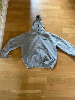 District 46 baggy hoodie - Säljer en baggy hoodie i skatestil. Nästan ny. Storlek M. Pris kan diskuteras. Nypris 500kr