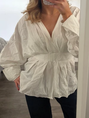 Ballong Blus - Säljer denna superfina blusen med ballongärmar! Den är tajtare i midjan och man kan käppa den nere vid armarna också💕 Använd fåtal gånger!