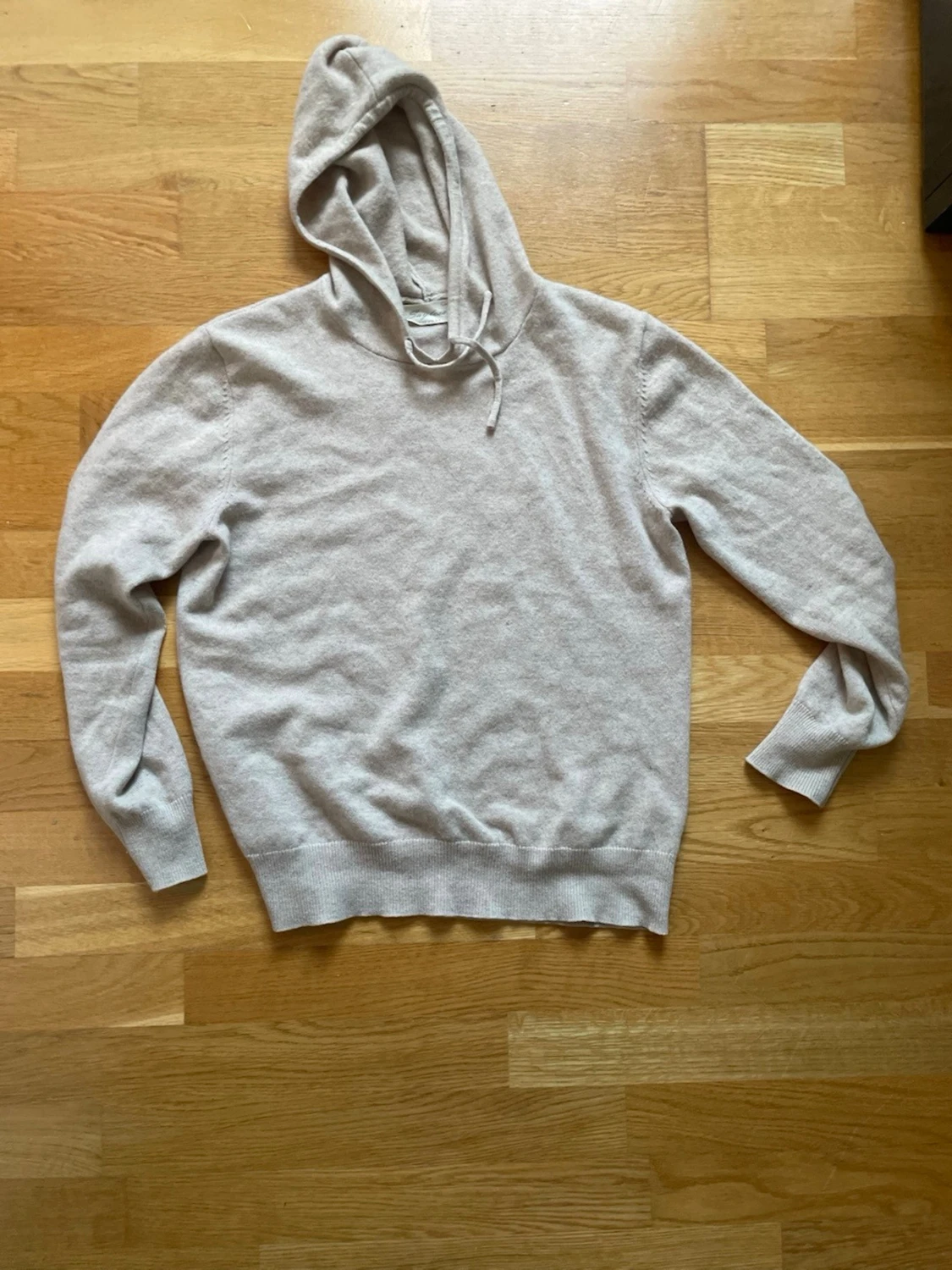 Beige cashmere hoodie från Sayles