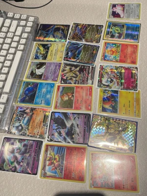 Samling Pokémonkort blandade holo - Säljer en samling Pokémonkort med blandade motiv, inklusive flera holo- och EX/V-kort som Gyarados, Garchomp, Moltres, Necrozma och Tapu Koko. Flera kort har glittrande yta och olika färger, motiv och generationer. Perfekt för samlare eller Pokémonfans som vill utöka sin kollektion. Alla är mycket bra skick förutom Zapdos som är okej skick. Vi kan diskutera pris privat per kort om man bara vill köpa en och en