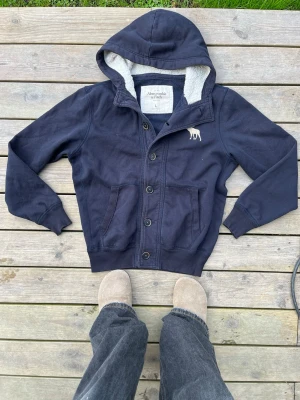 Abercrombie Hoodie  - Riktigt skön Abercrombie Hoodie storlek L passar M eller S bättre. Kolla gärna mått
