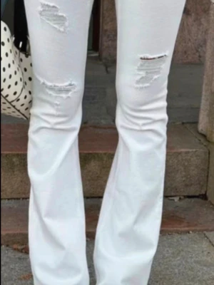 Vita ginatricot jeans med snöre - Säljer ett par vita jeans ifrån ginatricot . Slutsålda på hemsidan och jeansen har en speciell design med snörning i midjan. Storlek S
